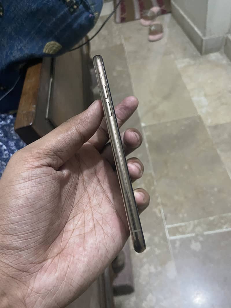 Apple iPhone XS 3