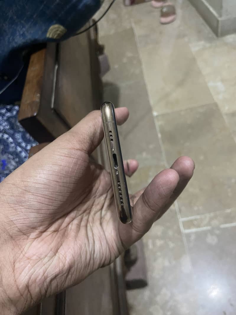 Apple iPhone XS 4