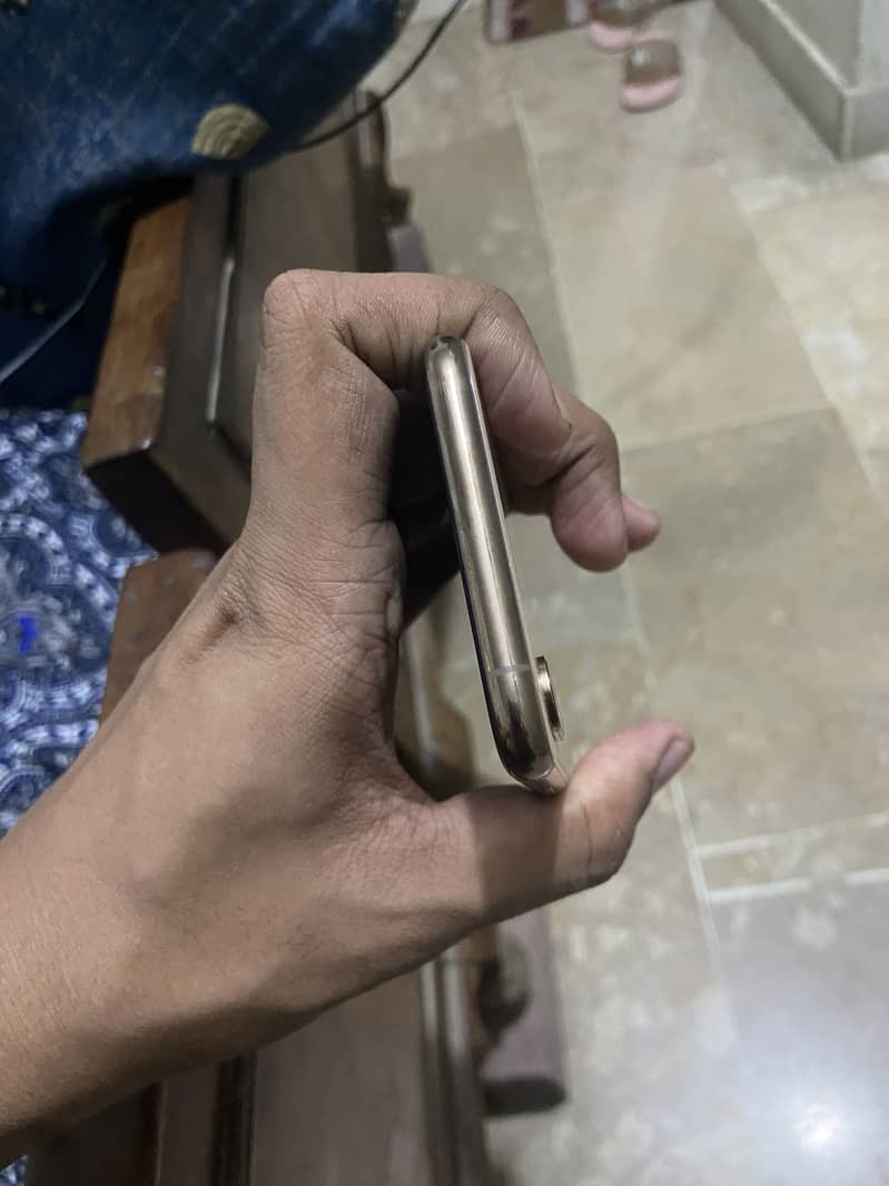 Apple iPhone XS 5