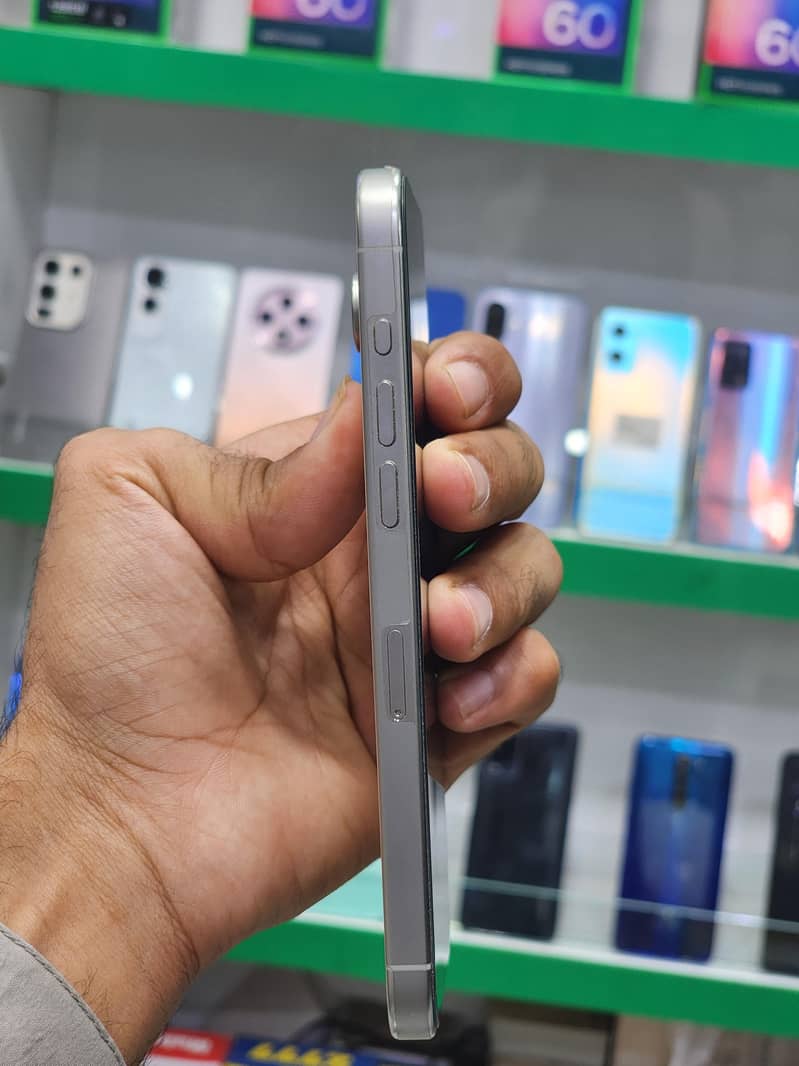Apple iPhone 15 Pro Max 2
