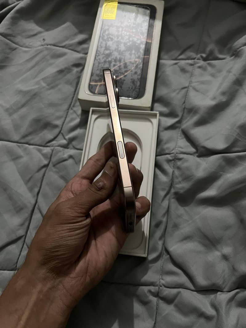 Apple iPhone 16 Pro Max 2