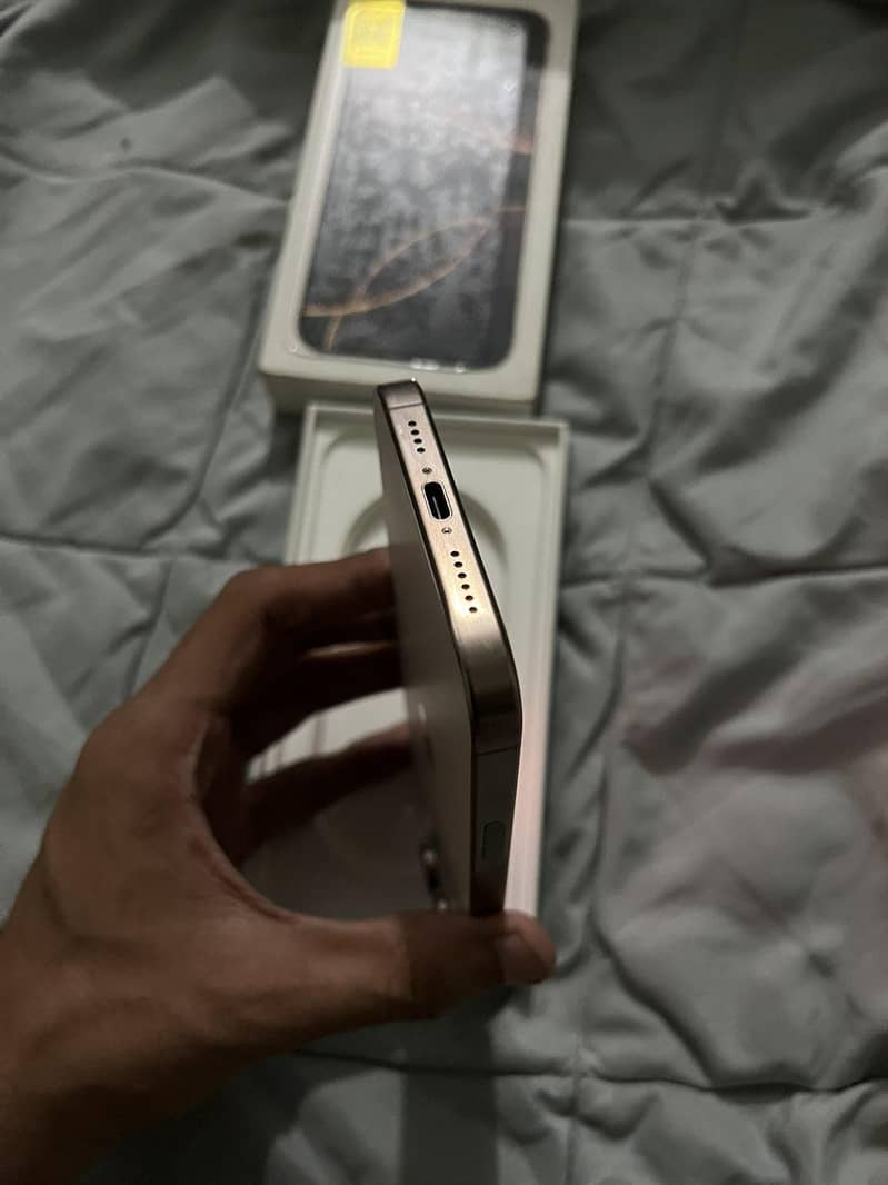 Apple iPhone 16 Pro Max 4