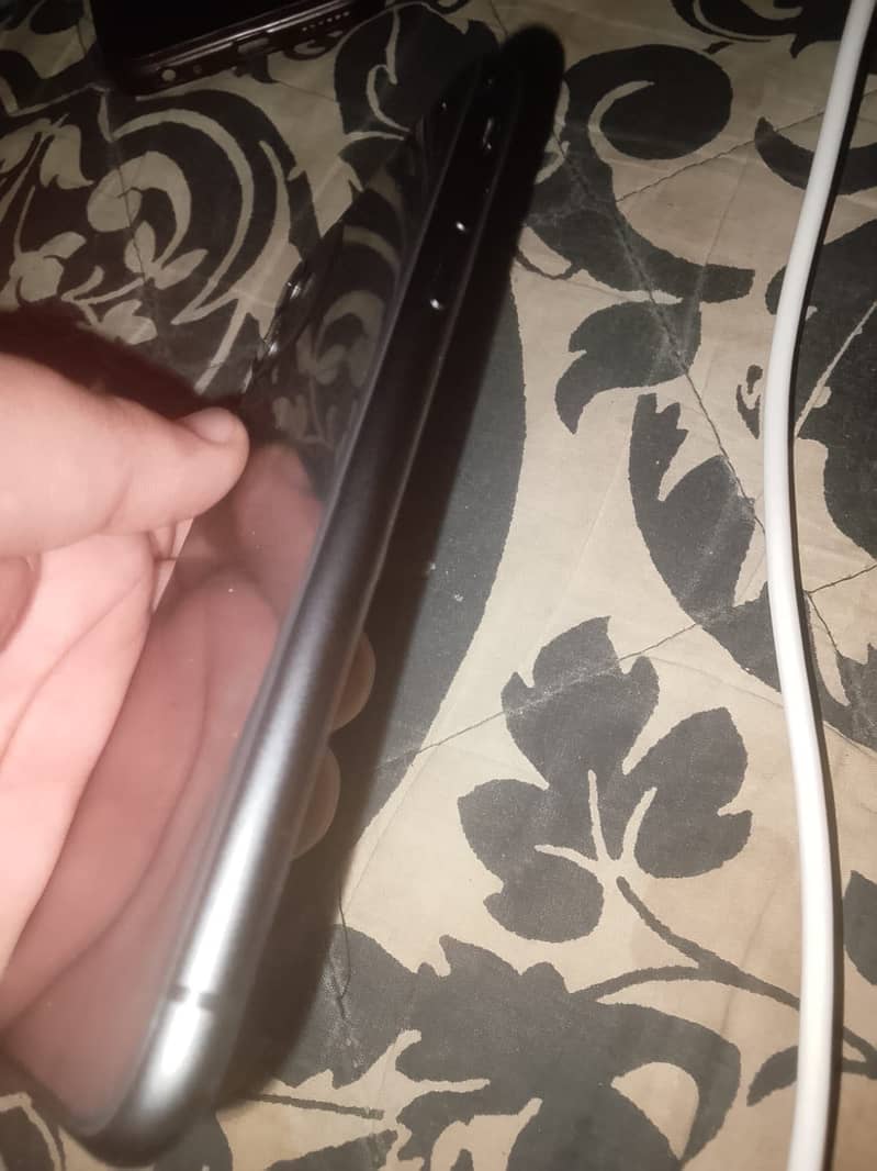 Apple iPhone 11 3