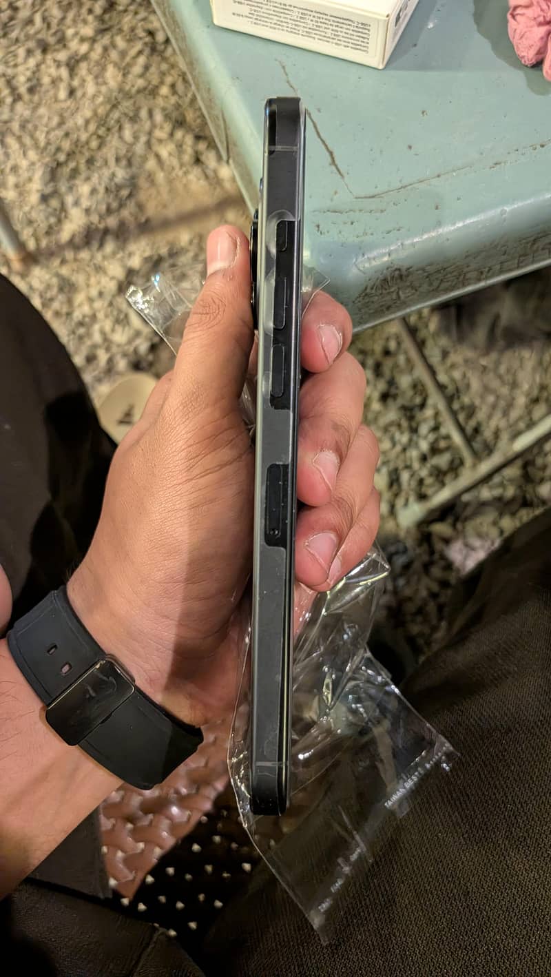 Apple iPhone 16 Pro Max 2