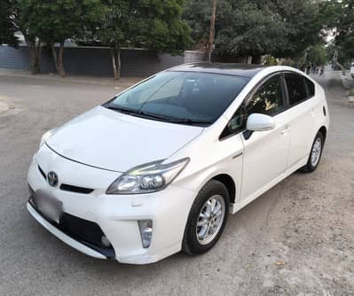 Toyota Prius 2014 / 2018 Hybrid Push 1.8 Pearl while color
