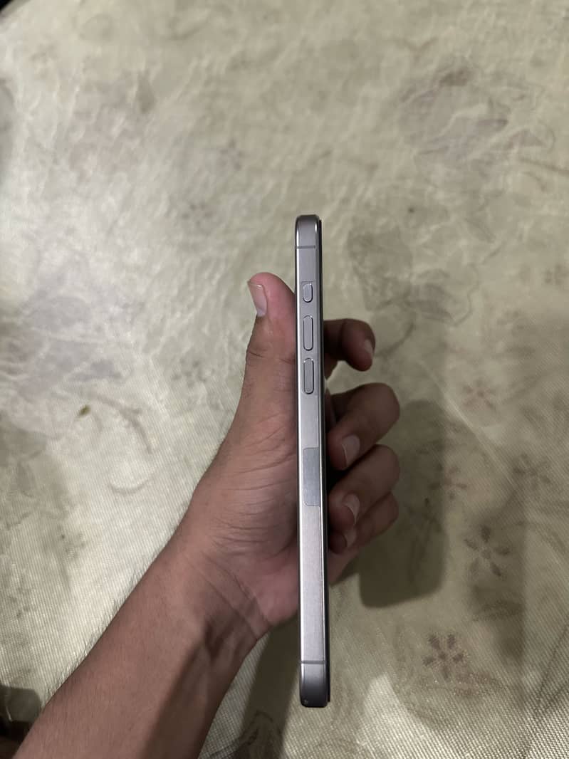 Apple iPhone 15 Pro Max 2