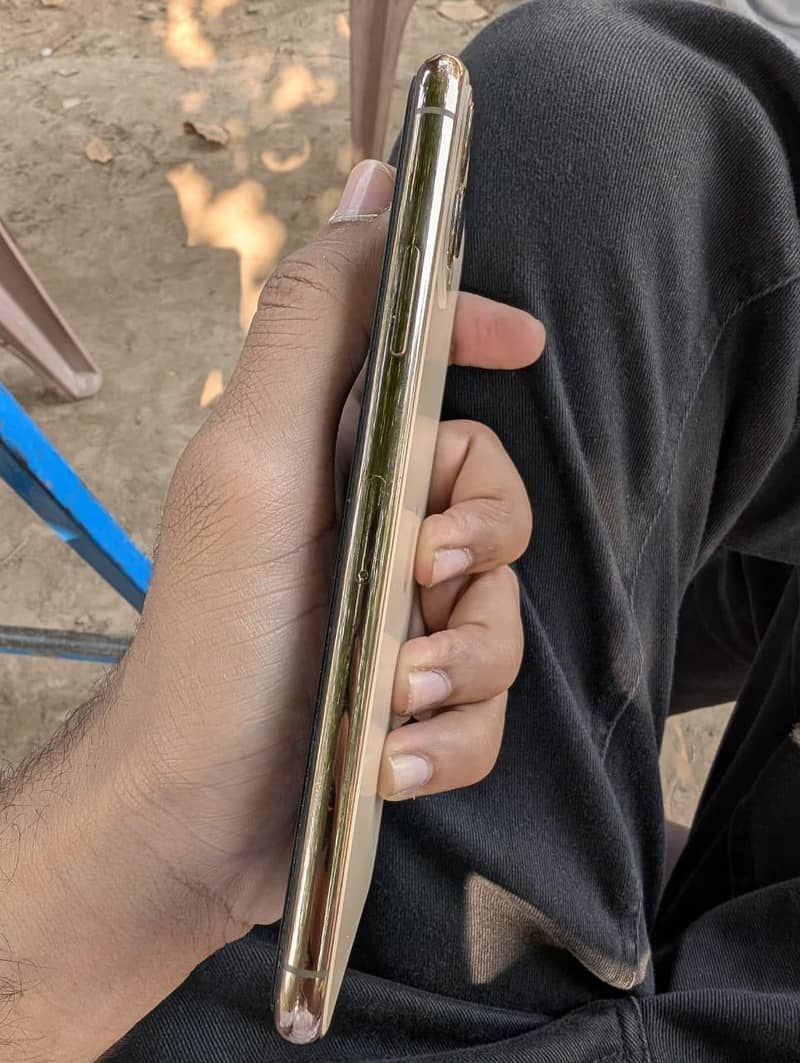 Apple iPhone 11 Pro Max 2