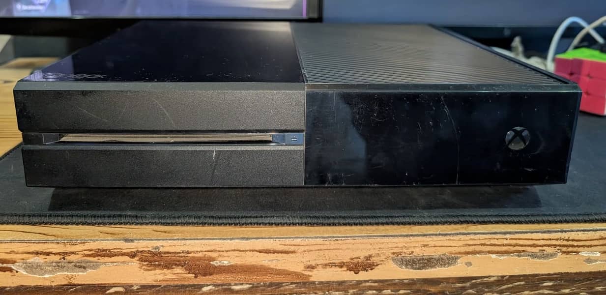Xbox one 500 gb with controller 0