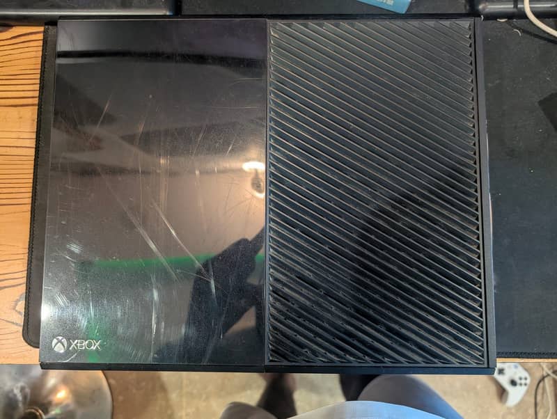 Xbox one 500 gb with controller 2