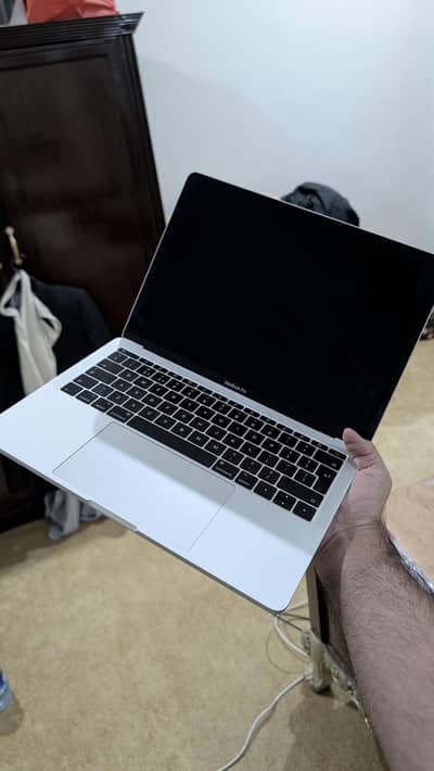 macbook pro 2017 13 inch 8/256