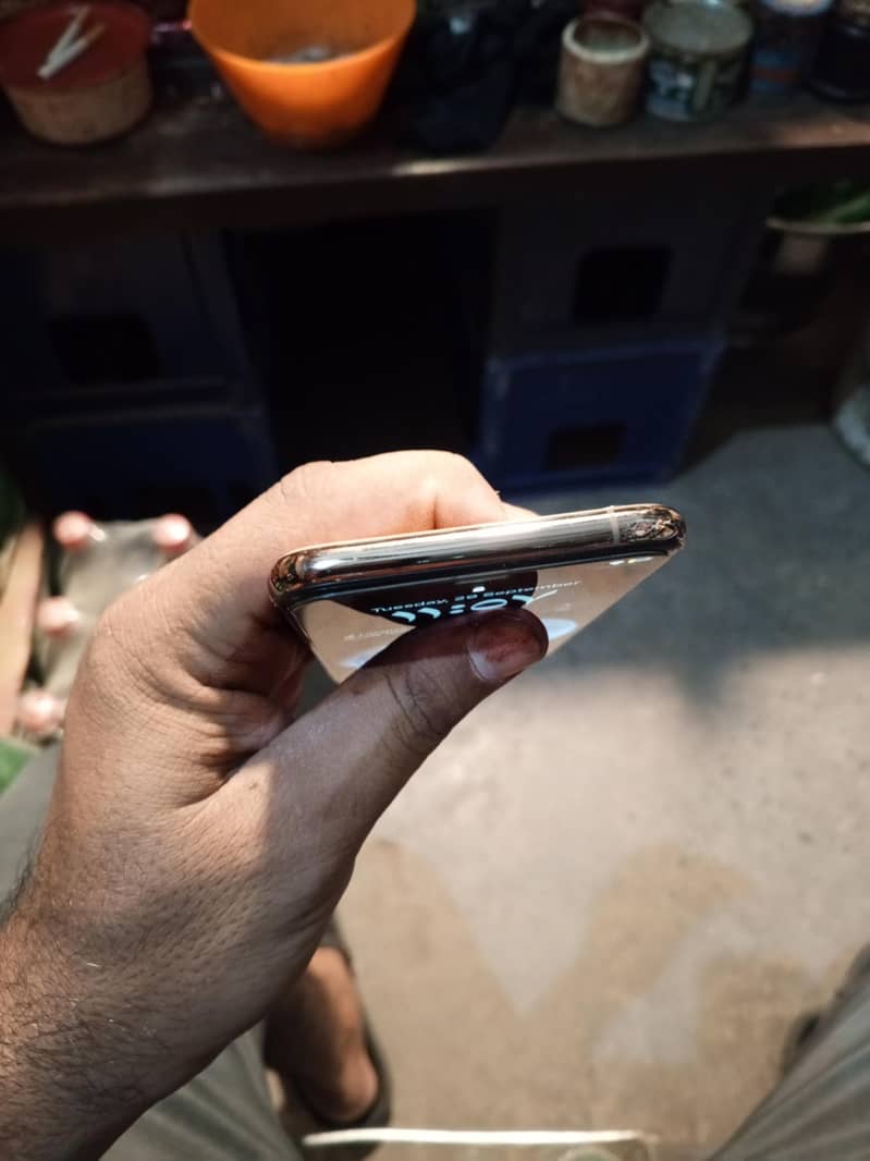 Apple iPhone XS 4