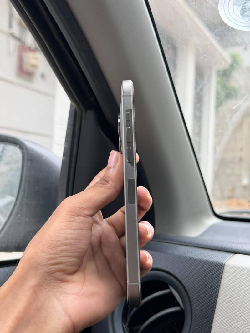 Apple iPhone 15 Pro Max 4