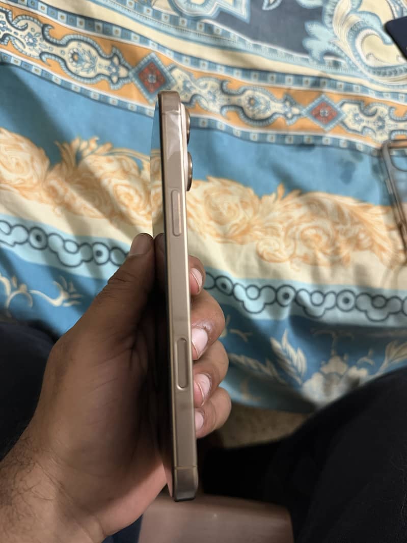 Apple iPhone 16 Pro Max 4