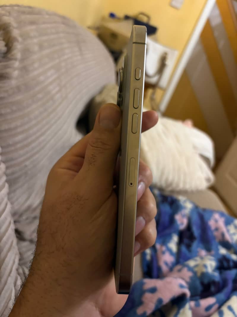 Apple iPhone 16 Pro Max 4