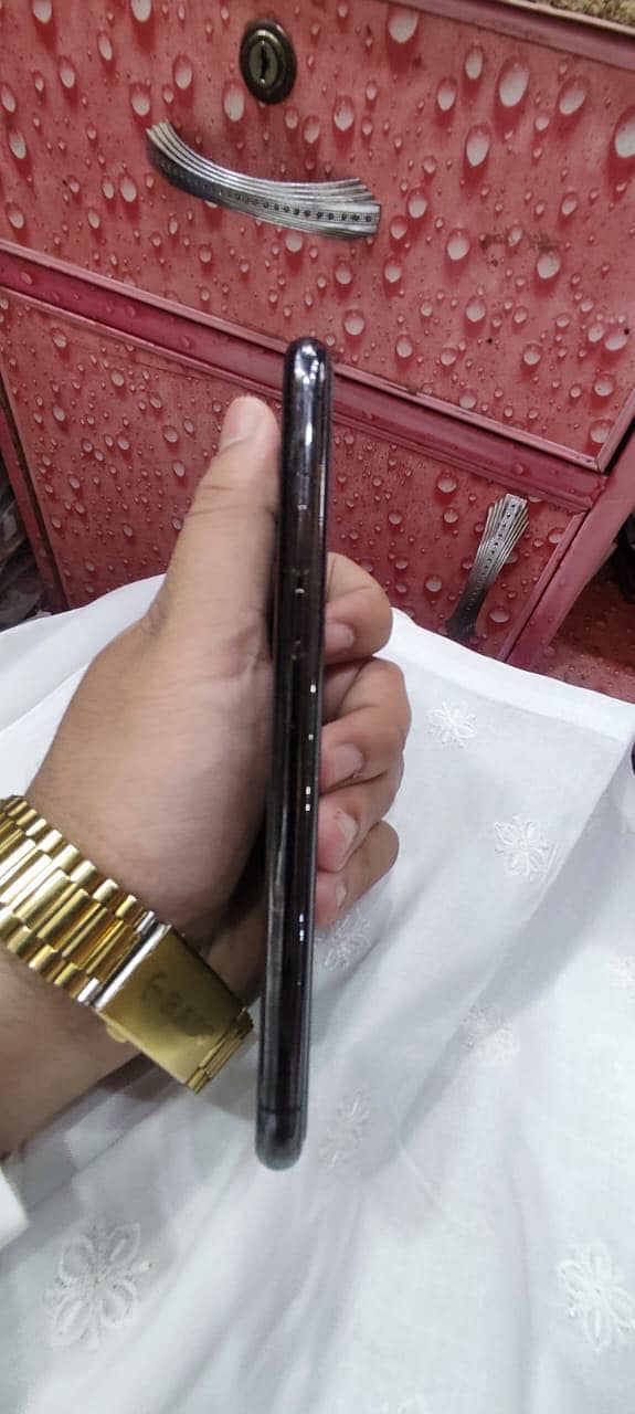 Apple iPhone 11 Pro 4