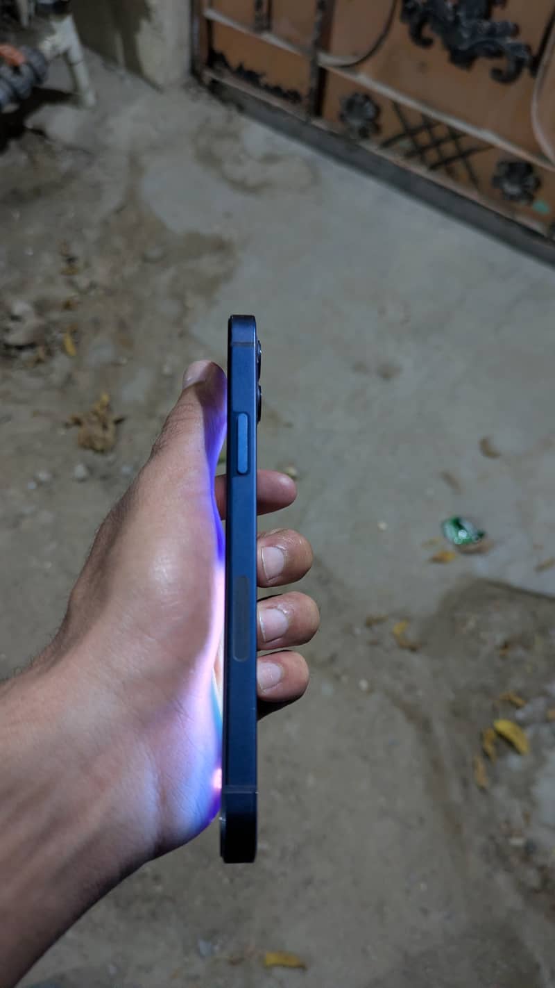 Apple iPhone 12 4