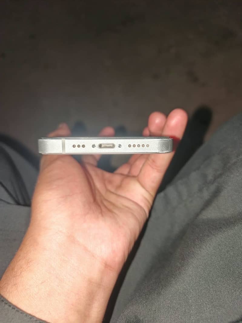Apple iPhone 12 4