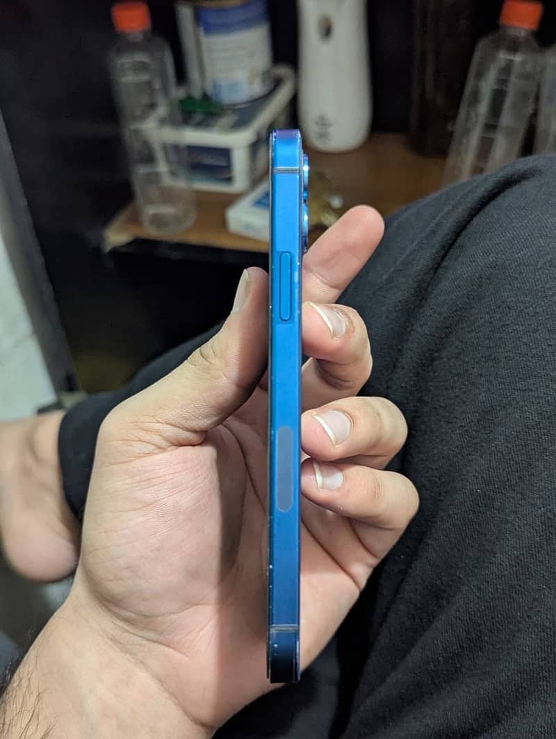 Apple iPhone 12 4