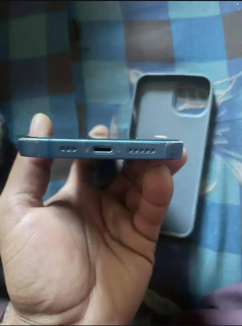 Apple iPhone 13 5