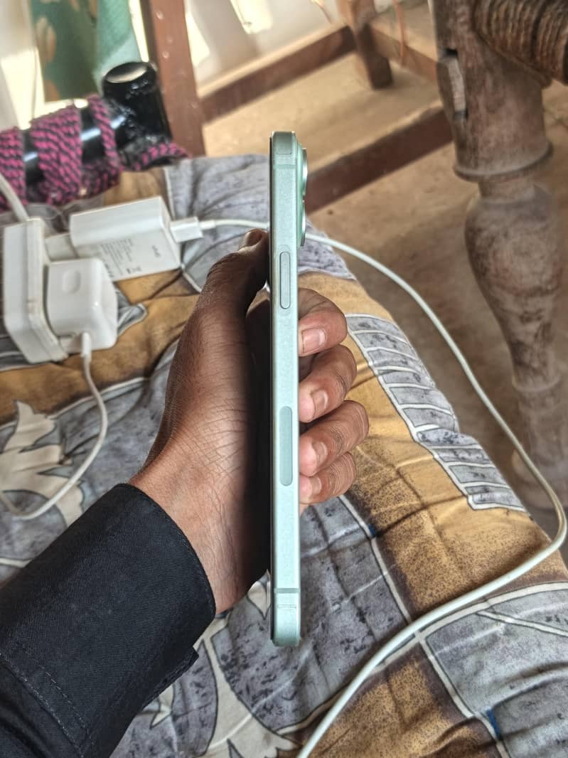 iPhone 15 plus 4
