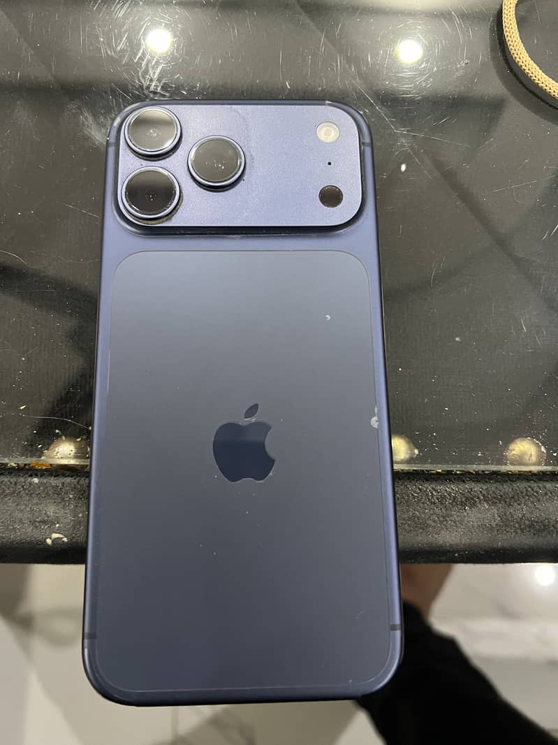Apple iPhone 17 Pro Max 4