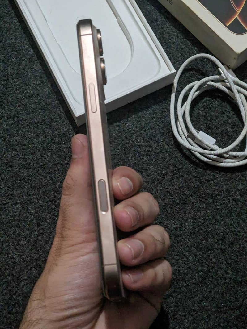 Apple iPhone 16 Pro Max 4