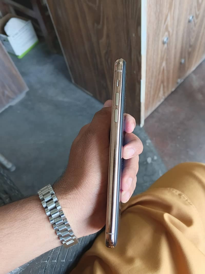 Apple iPhone 11 Pro Max 4