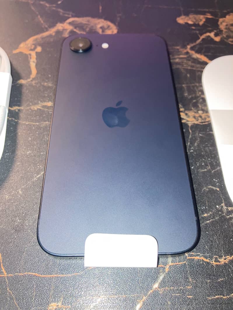 Apple iPhone 16e 128gb 1
