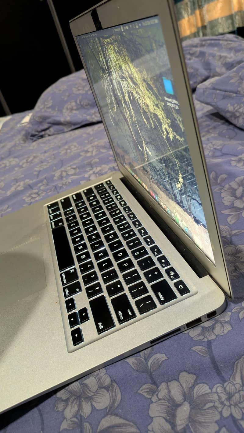 MacBook air 10/10 condition 2