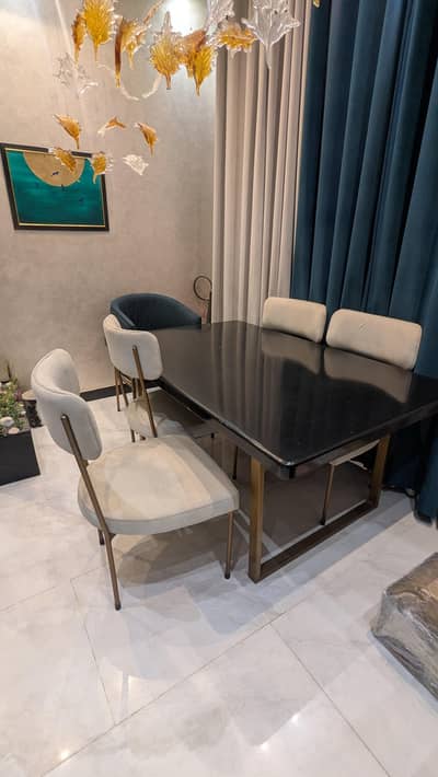 Luxury Modern Style Dinnng Table with 4 chairs