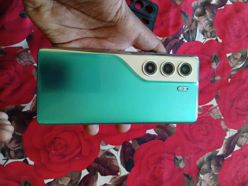 Tecno CAMON 40 Pro complete box 0