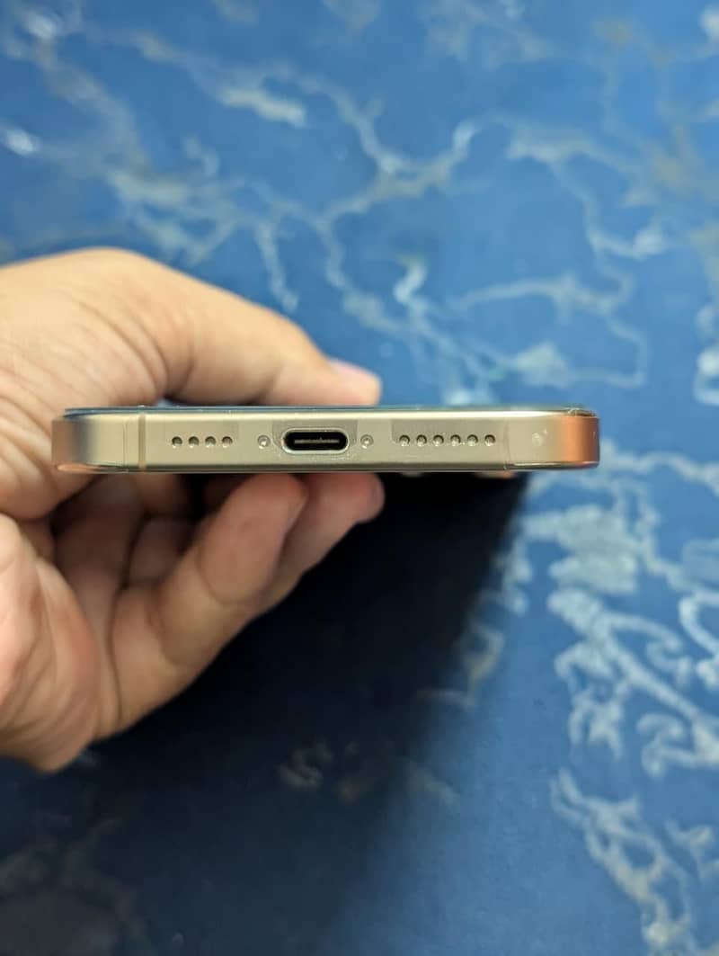 Apple iPhone 16 Pro Max 3