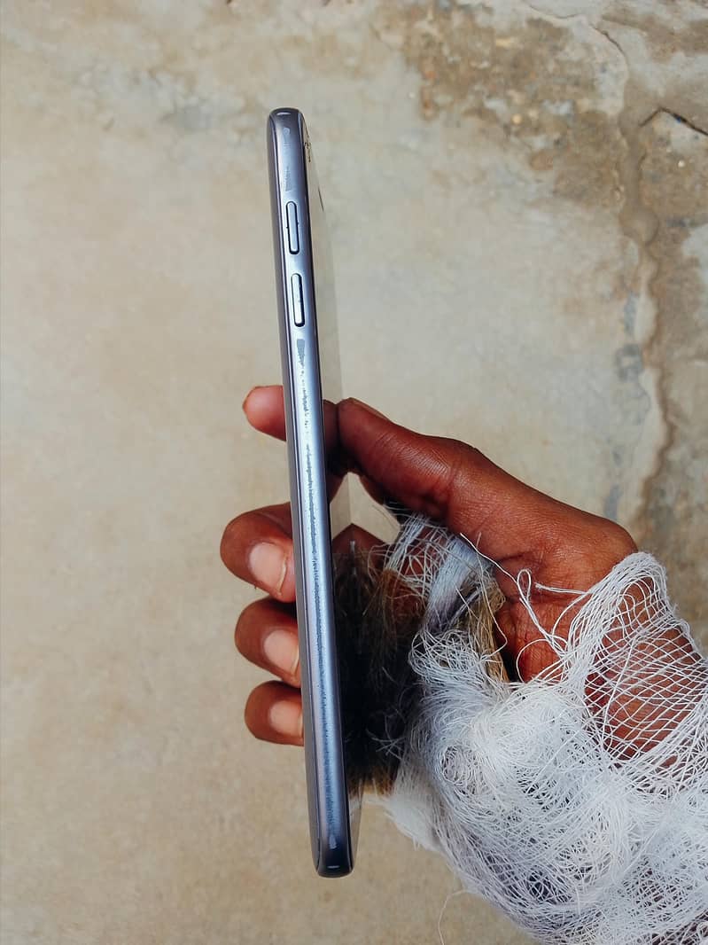 Samsung Mobile J4 1