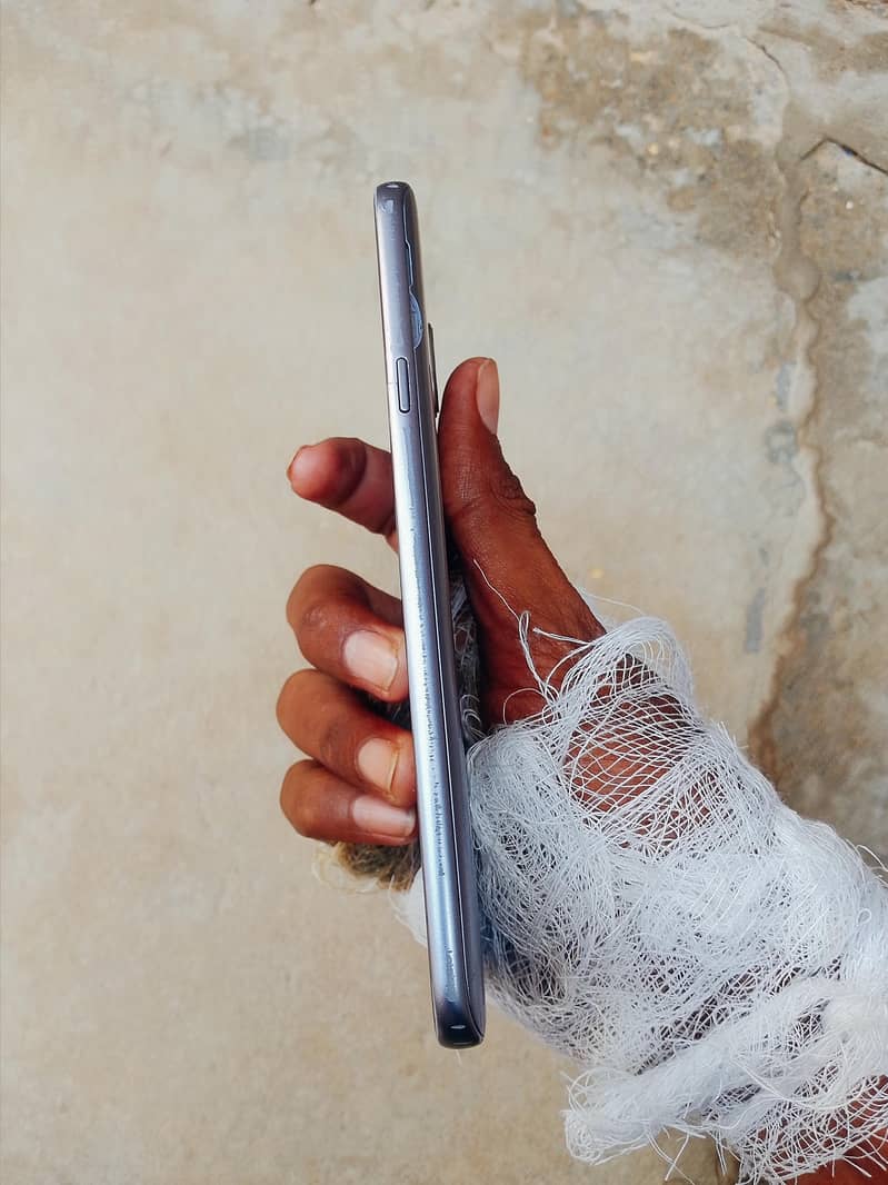 Samsung Mobile J4 2