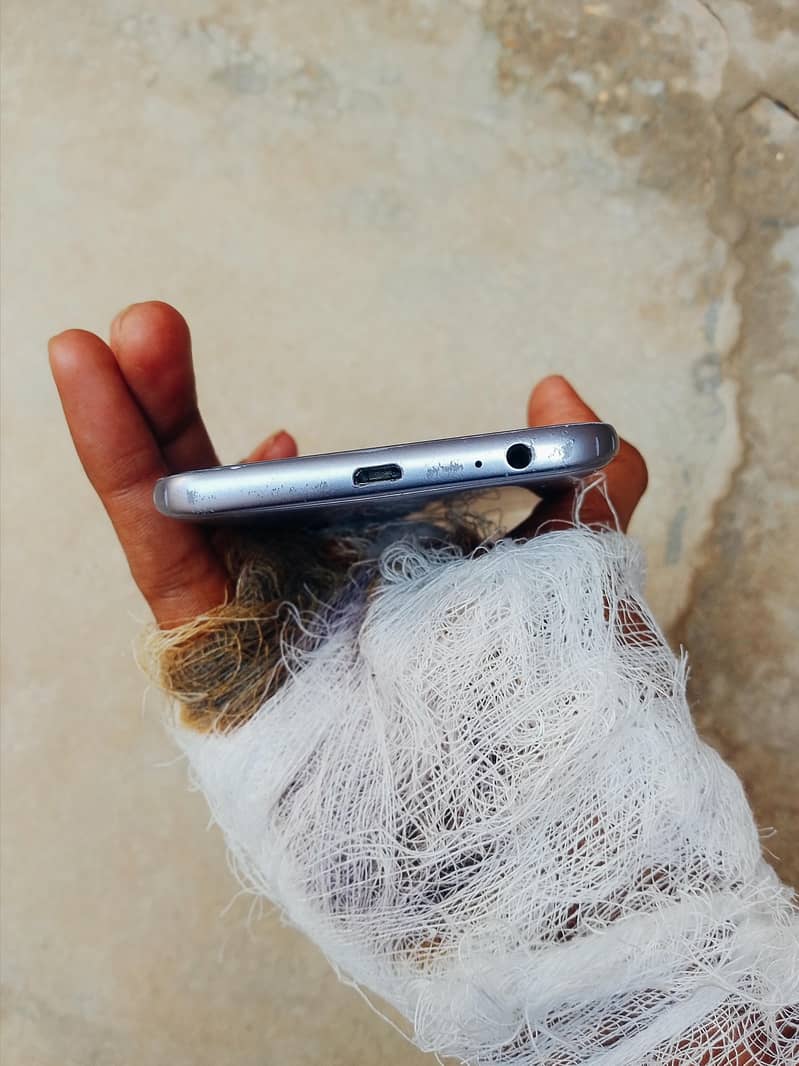 Samsung Mobile J4 3