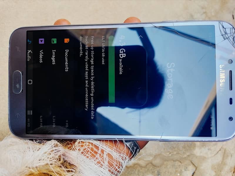 Samsung Mobile J4 6