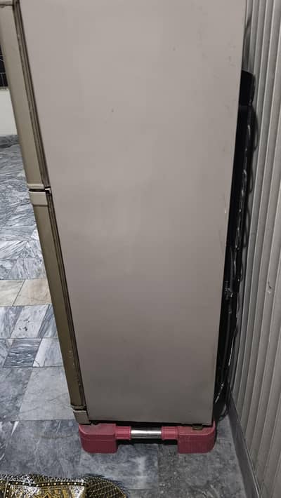 Dawlance ki fridge ha Chalo halat me total januin ha gass bhi company