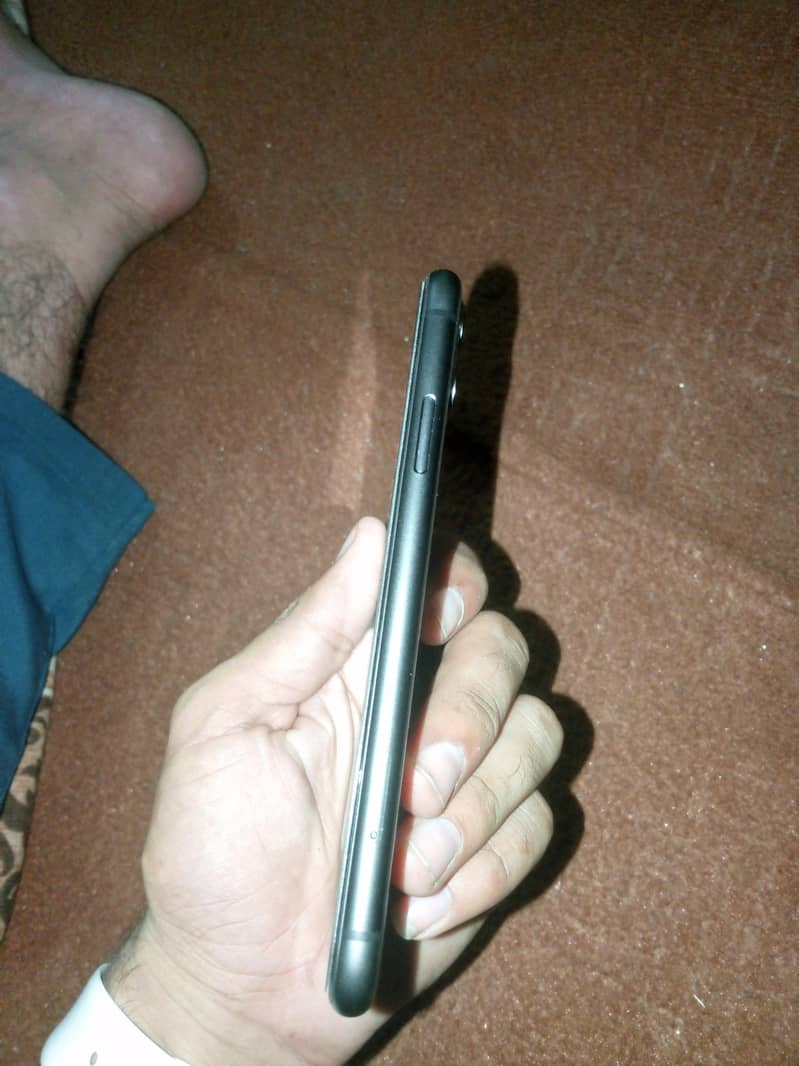 Apple iPhone 11 4