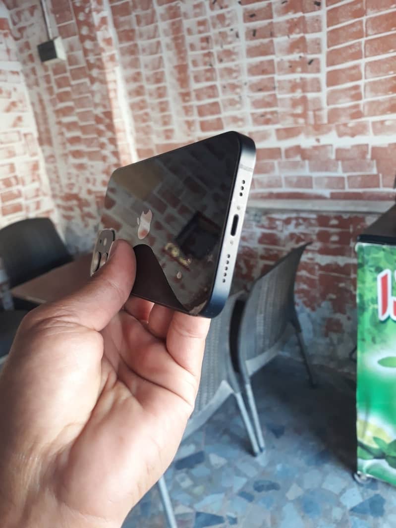 Apple iPhone 12 4