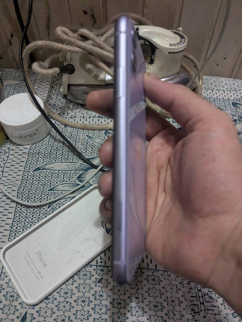 Apple iPhone 11 4