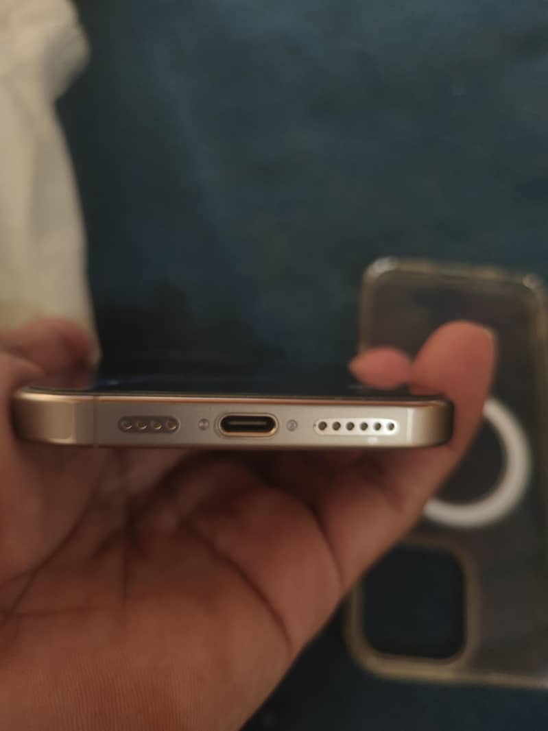 Apple iPhone 16 Pro Max 1