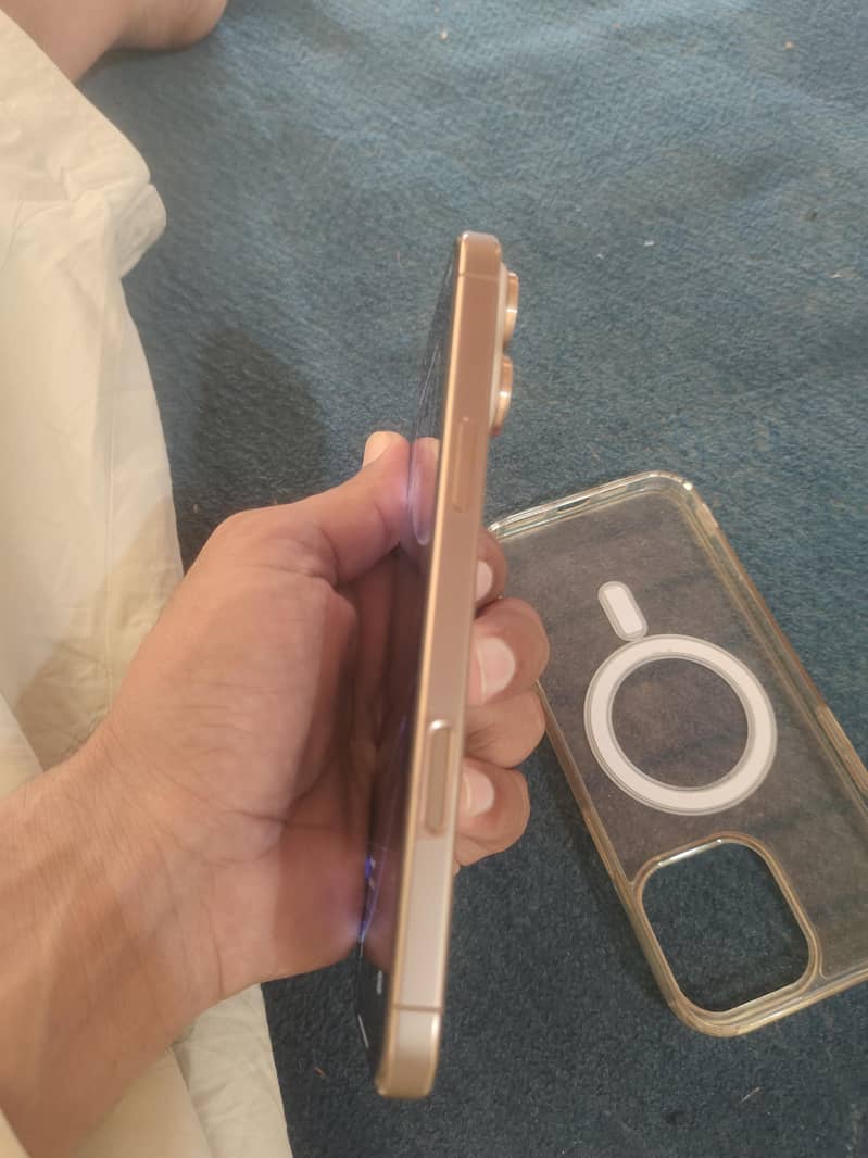 Apple iPhone 16 Pro Max 4