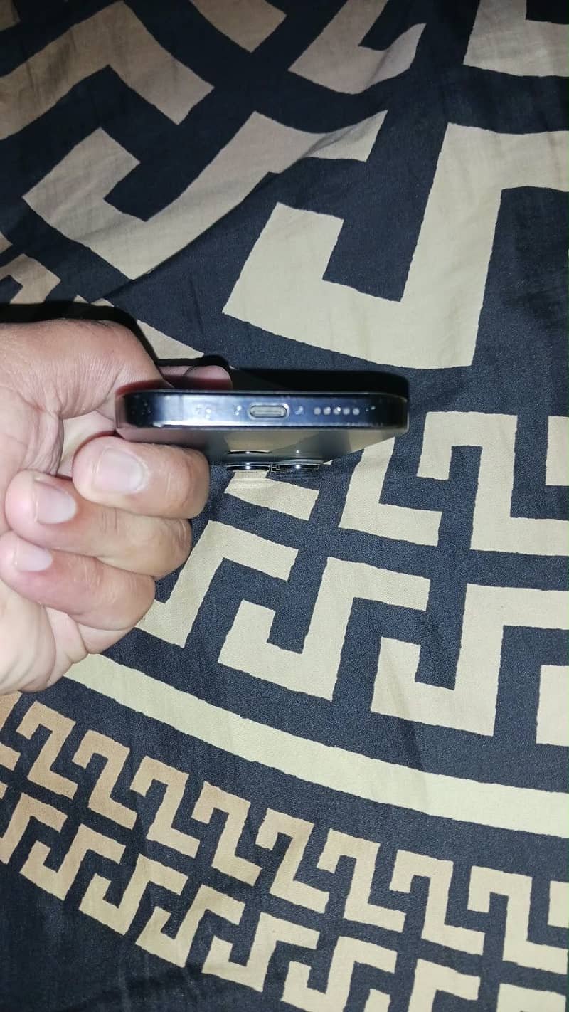 Apple iPhone 15 Pro 3