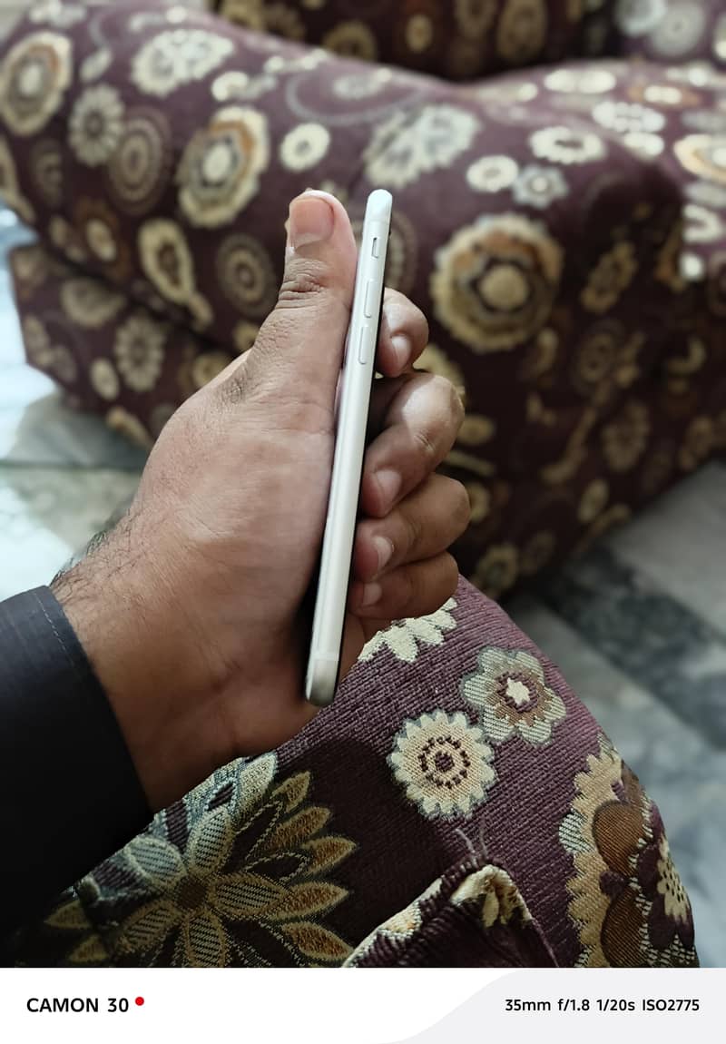 Apple iPhone SE Approved 1