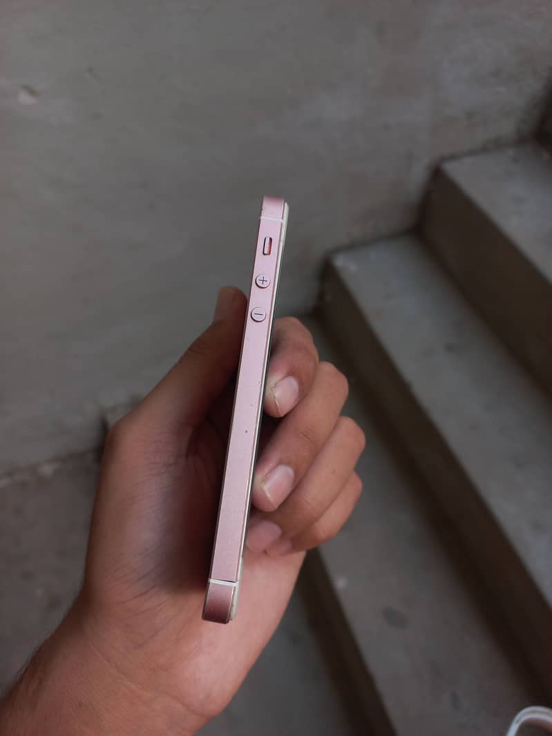 iPhone se 20216 2