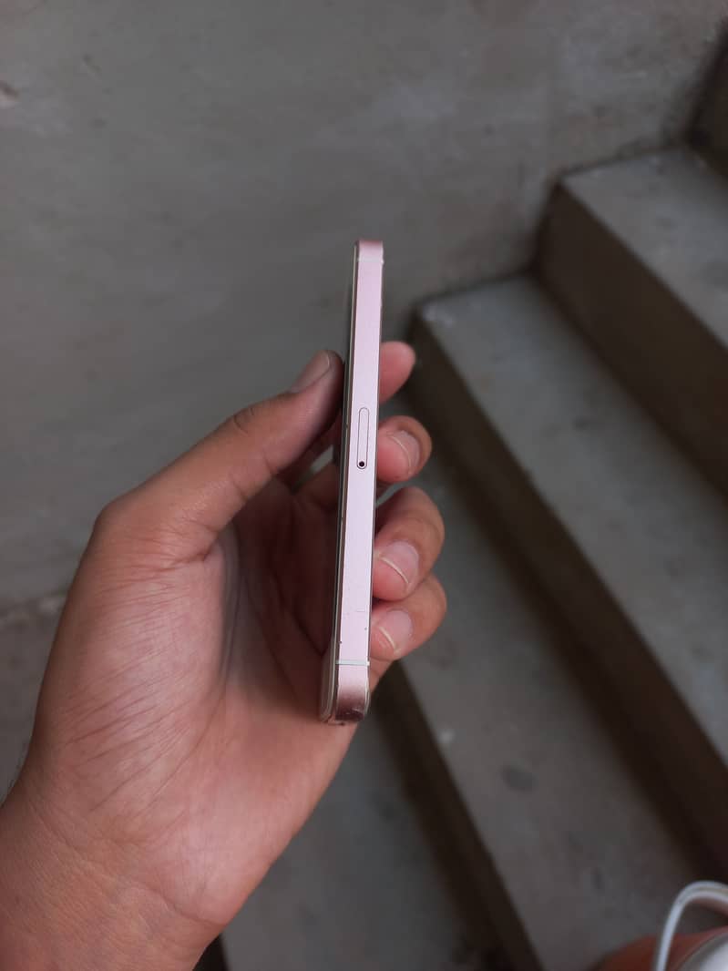 iPhone se 20216 4