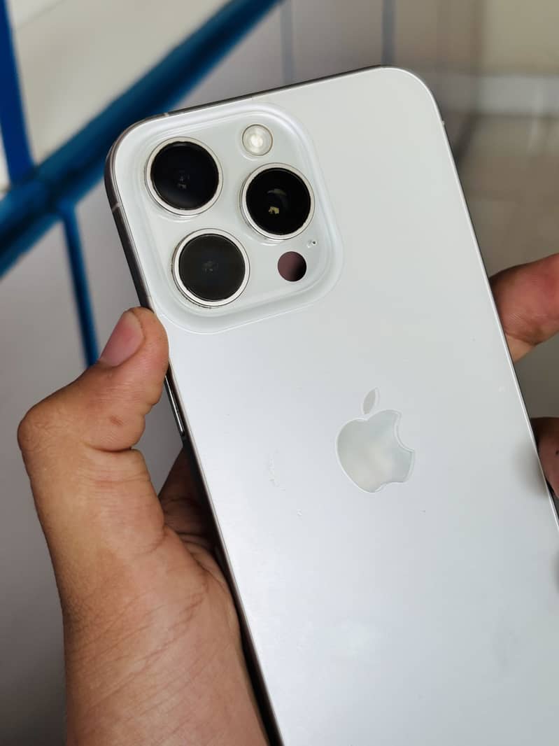 Apple iPhone 15 Pro Max 9