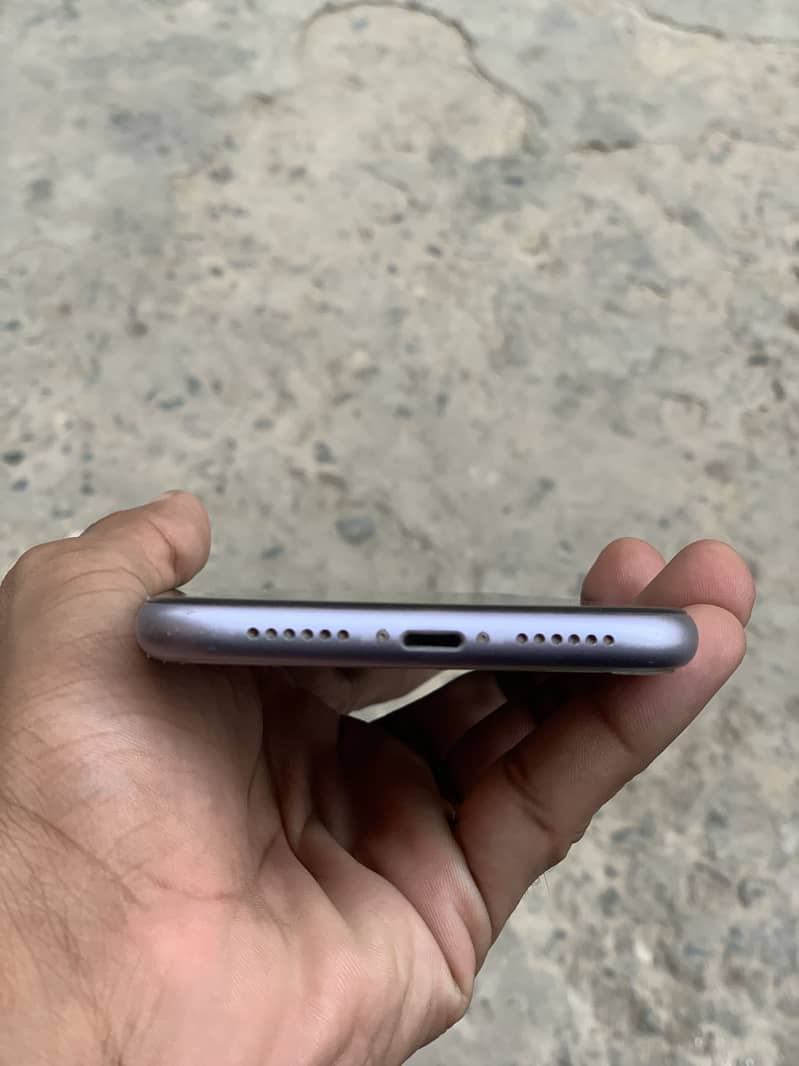 Apple iPhone 11 4
