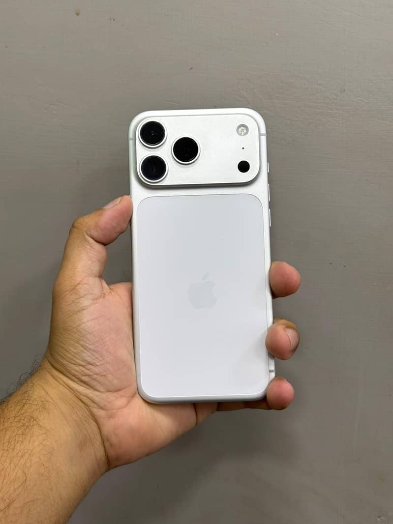 Apple iPhone 17 Pro Max 4