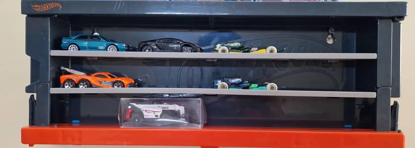 Hot Wheels Car Container 3000 including 1 car DC on buyer